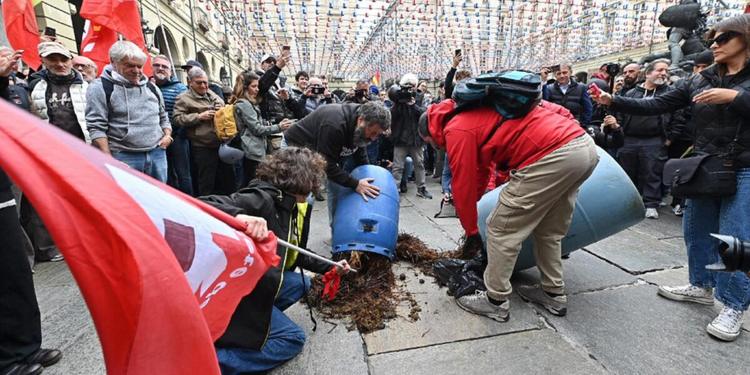 Sciopero generale, migliaia in piazza in oltre 50 città: tensioni a Torino, blocchi nei porti e cortei da Milano a Palermo