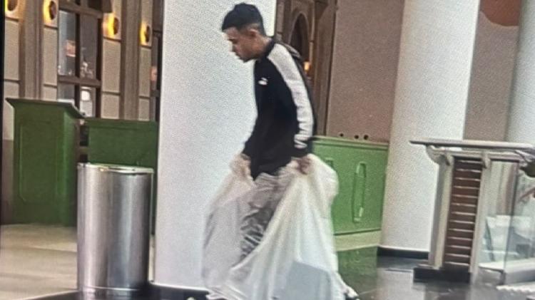 Parte de joias roubadas em shopping de Curitiba é recuperada em saco encontrado em praça