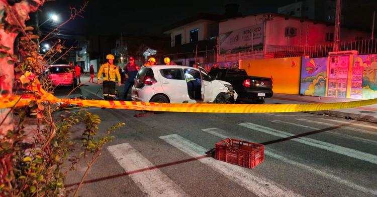 Condutor fica preso às ferragens após bater em veículo estacionado em Balneário Camboriú&nbsp;