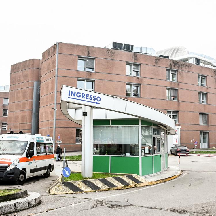 Neonato abbandonato in strada a Cinisello Balsamo, "Era in ipotermia, ora sta meglio"