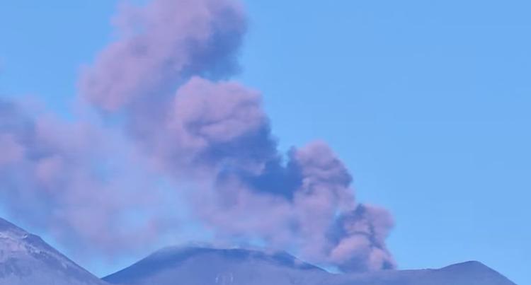 Etna, cenere e allerta rossa per i voli: arrivi limitati a Catania fino alle 17