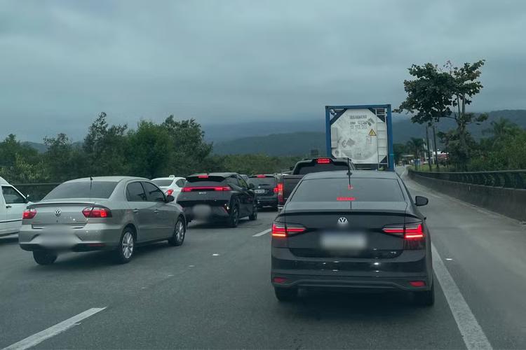 Congestionamento na Imigrantes: alto fluxo de veículos e obras travam trânsito no sentido capital