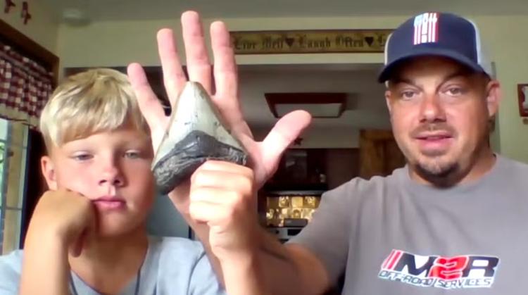 Pai e filho encontram dente de megalodonte, tubarão gigante extinto há 3,6 milhões de anos, em praia nos EUA
