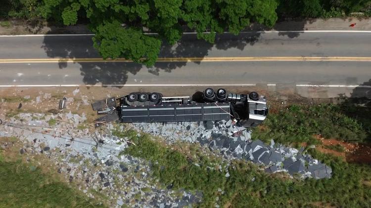 Carreta com mármore tomba, deixa motorista ferido e poste cai sobre outro caminhão no ES