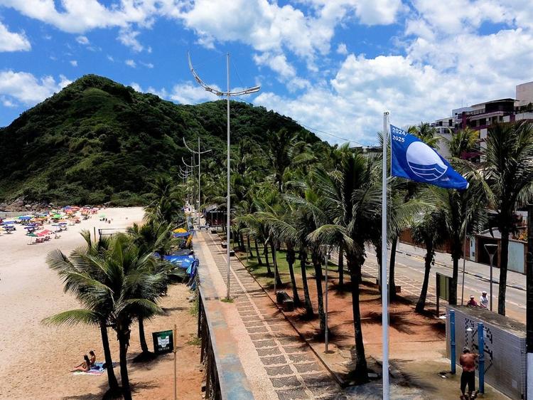 Guarujá fiscaliza comércios na Praia do Tombo e descarta alimentos irregulares