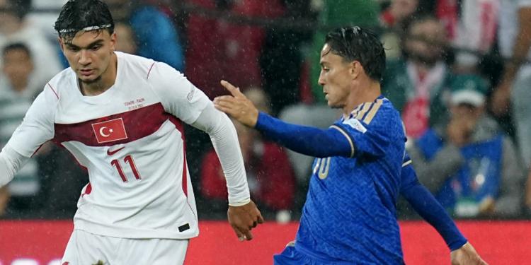 Raspadori si ferma dopo la super partita in Turchia: stop di 15 giorni a causa di una distrazione muscolare