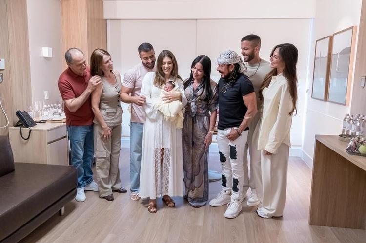 Bell Marques e os filhos, Rafa e Pipo, celebram chegada de bebê à família com álbum de músicas para ninar