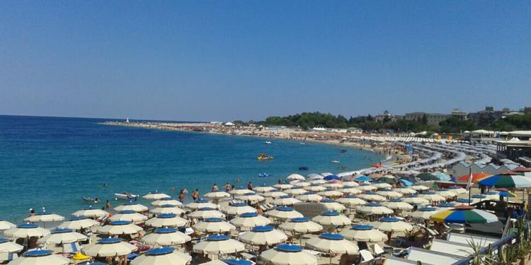 Spiagge libere, nuovi fondi e servizi: la Regione Calabria punta su sicurezza e accessibilità