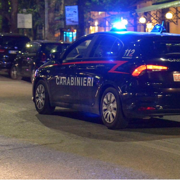 Tenta di strangolare la compagna davanti alla figlia di un anno. Poi si uccide lanciandosi...