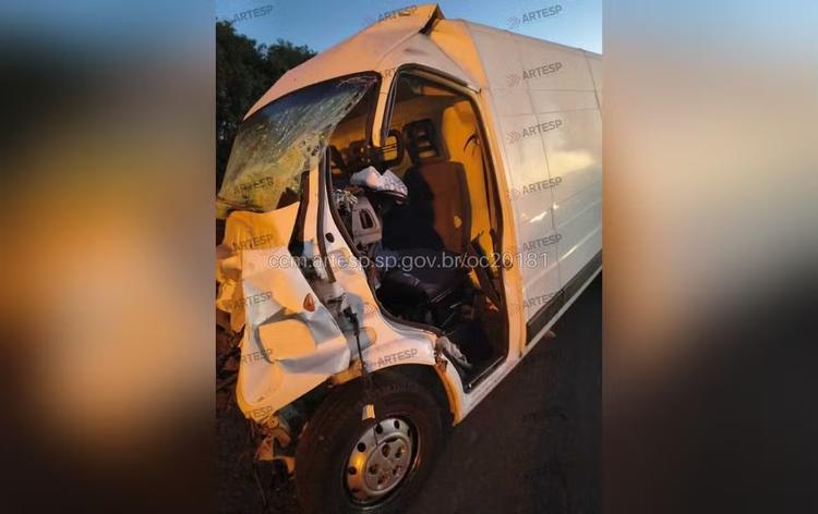 Motorista de van morre após bater na traseira de caminhão na SP-127 em Tatuí