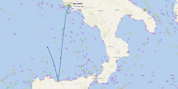Traghetto per Termini Imerese in avaria davanti a Napoli: 141 a bordo