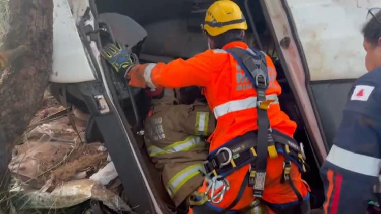 Caminhoneiro é resgatado após quase 5 horas preso em cabine de bitrem tombado na MG-428; VÍDEO