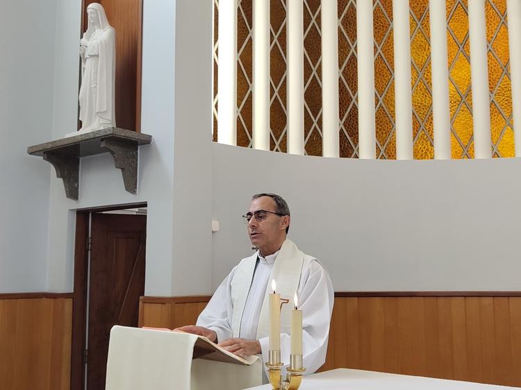 Frei José Maria proclama o Evangelho