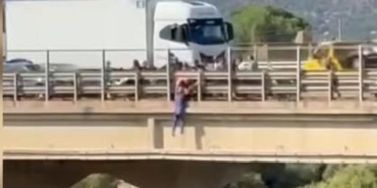 Casteldaccia, tenta di lasciarsi cadere da un ponte: militare della Brigata Aosta lo salva