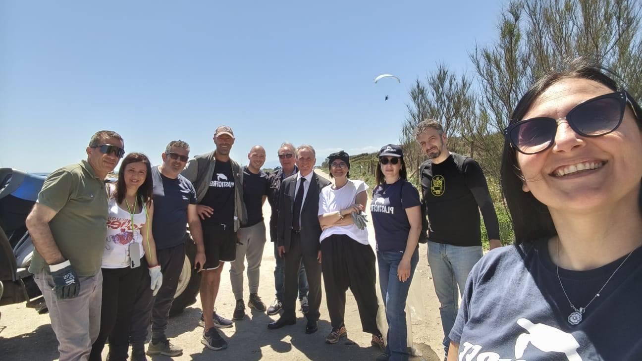 Marina di Eboli: tonnellate di rifiuti rimossi dai volontari e pugno duro del Comune