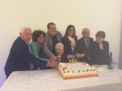 🎉Grande festa oggi Gioiosa Marea per celebrare la signora Venere Carmela Serraino che ha tagliato il traguardo straordi...