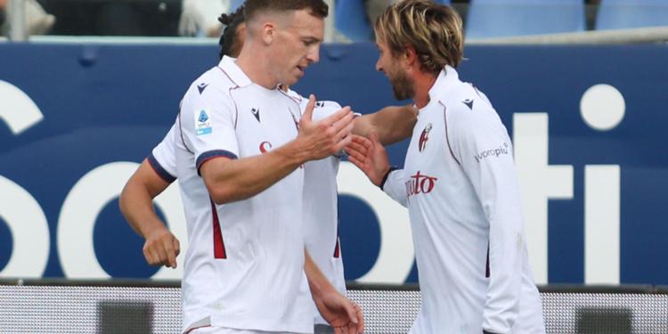 Il Como non soffre neanche il turnover: Douvikas stende il Sassuolo. Il Cagliari si scioglie anche in casa col Bologna