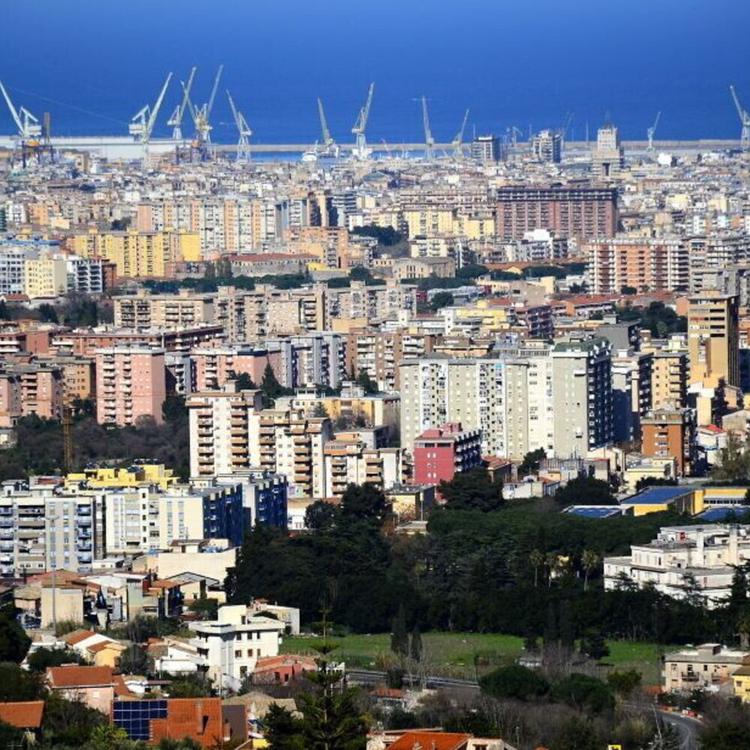 Uccide uomo a coltellate e si barrica in casa a Palermo e apre il gas