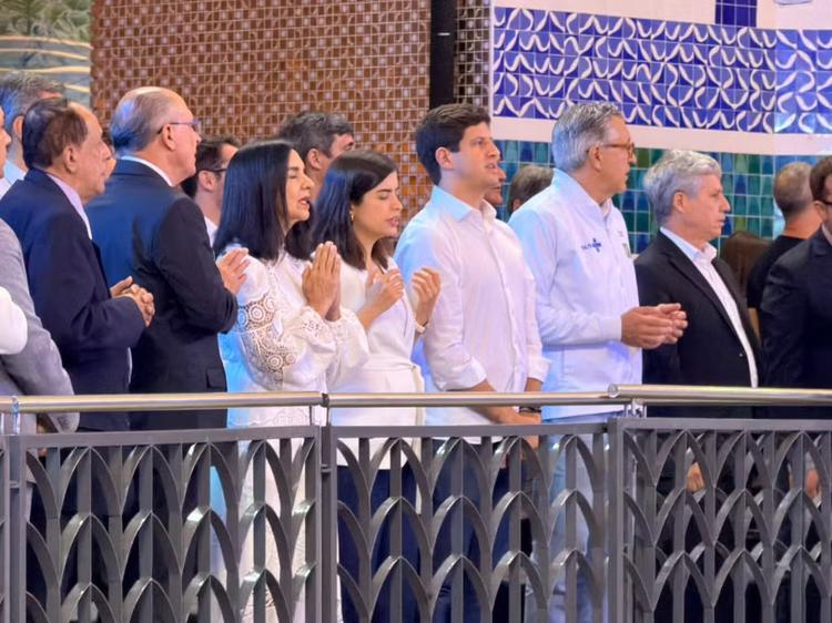 Fiéis celebram o Dia da Padroeira em missa no Santuário Nacional de Aparecida, SP