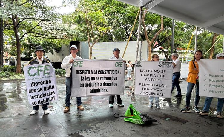 Jubilados de CFE toman las calles de Cuernavaca por recorte a sus pensiones