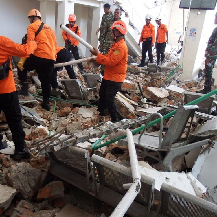 Indonesia: 47 morti per il sisma a Flores, oltre 5mila sfollati cercano aiuti