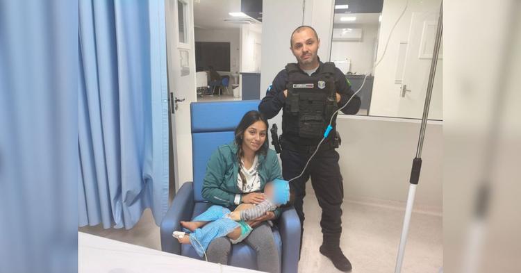 Mãe pede ajuda e guardas salvam bebê engasgada em Balneário Camboriú