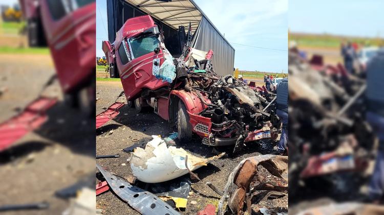Motorista perde controle e bate caminhão contra aeronave exposta em posto de combustíveis