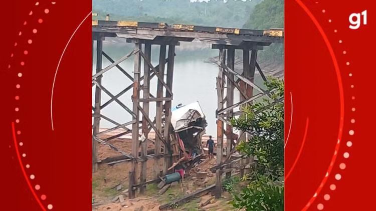 VÍDEO: caminhão-baú cai de ponte de madeira no interior do AM; acidente deixa morto e feridos