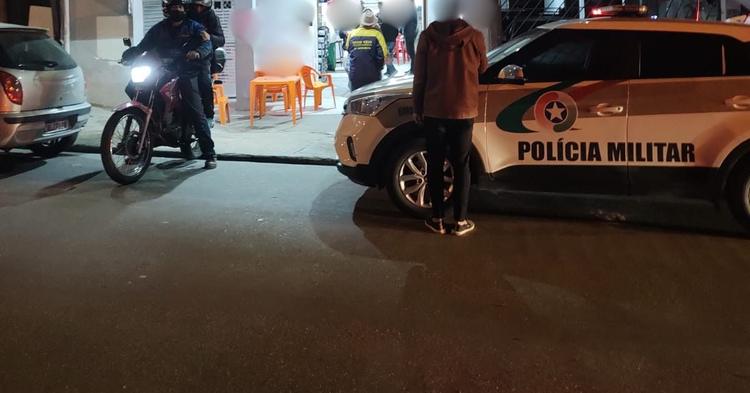 Operação em Camboriú flagra adolescentes em bares e venda de alimentos sem licença sanitária