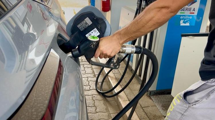 Salento, caro benzina: fare il pieno è il nuovo lusso