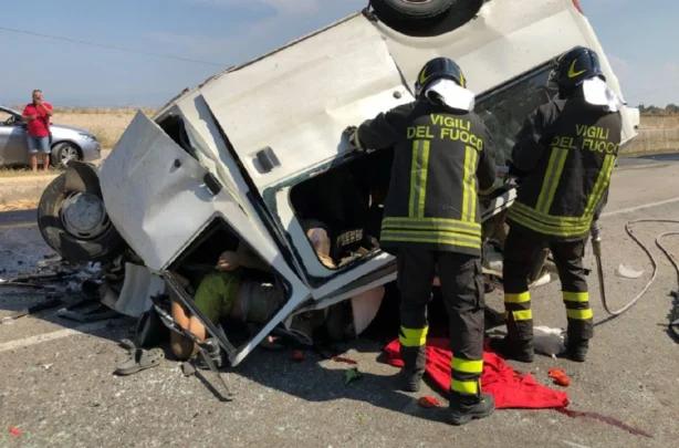 مصرع عامل زراعي مغربي وإصابة 8 آخرين في حادثة سير بجنوب إيطاليا