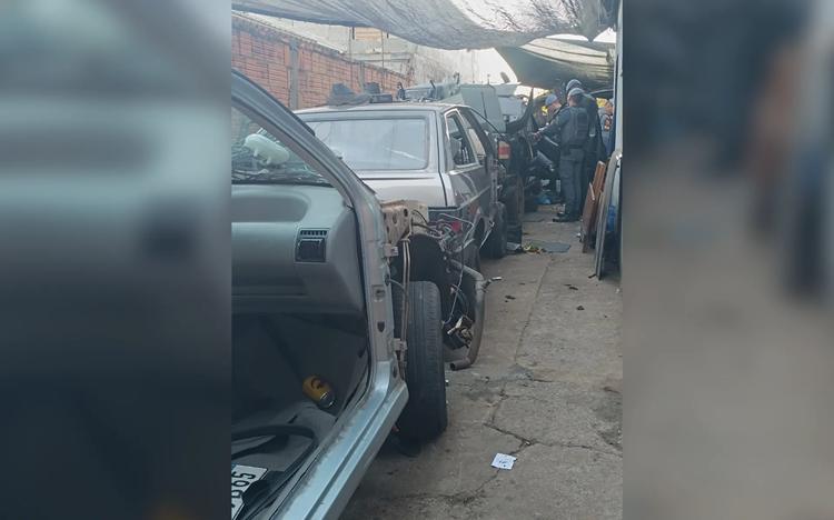 Polícia descobre casa usada como desmanche improvisado e apreende 10 veículos furtados no interior de SP