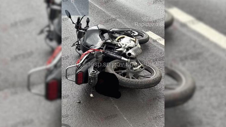 Motociclista de 26 anos morre após bater na grade de canteiro central em rodovia