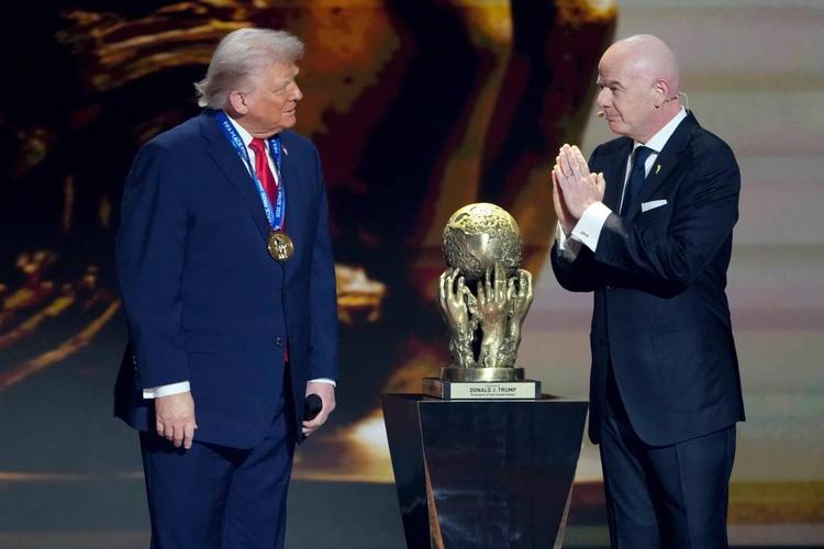 Trump prepara il gran finale. "Realizzato sogno americano". Ma teme la vittoria spagnola...