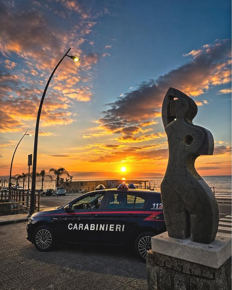 Oggi la pagina ufficiale dell’Arma dei Carabinieri si apre con questa bellissima cartolina di Roccalumera! 🌊 Un ringraz...