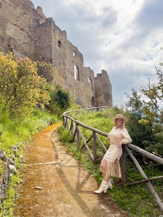 https://www.facebook.com/share/18XfZYQb9c/I love an old castle ruin.  I try to wonder what it must have been like in its...