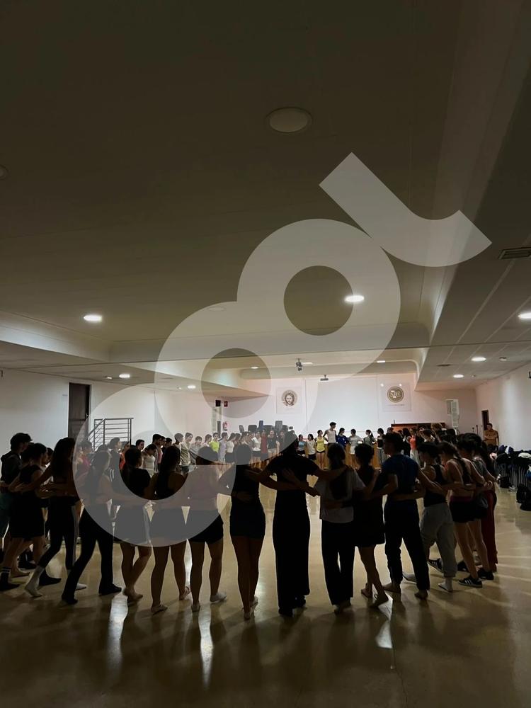 Ensayo del cuerpo de baile que acompañará la visita del Papa León XIV a Madrid. (Foto: COOL)