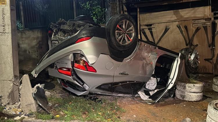 Carro bate em poste, atinge portão e capota em Porto Alegre; motorista tentou fugir, mas foi detido