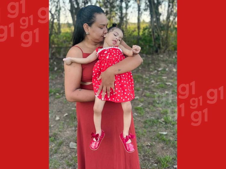 Mãe vende doces no AC para arrecadar recursos e levar filha para tratamento no Rio de Janeiro