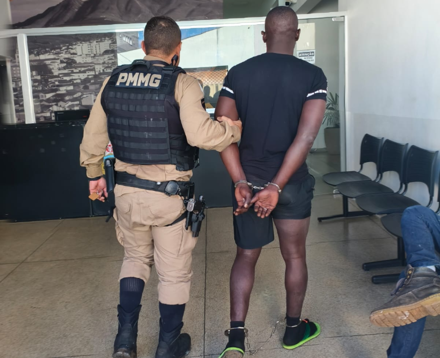 Angolano é preso novamente vendendo drogas em biqueira no Padre Vitor