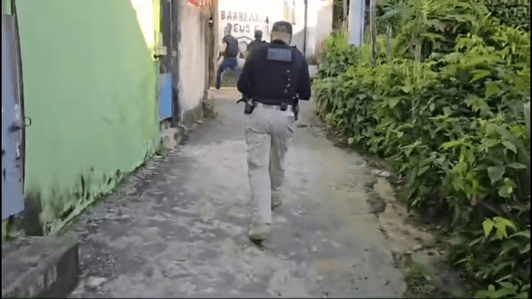 Operação policial resulta em prisão de suspeito ligado ao tráfico de drogas e homicídios em Salvador