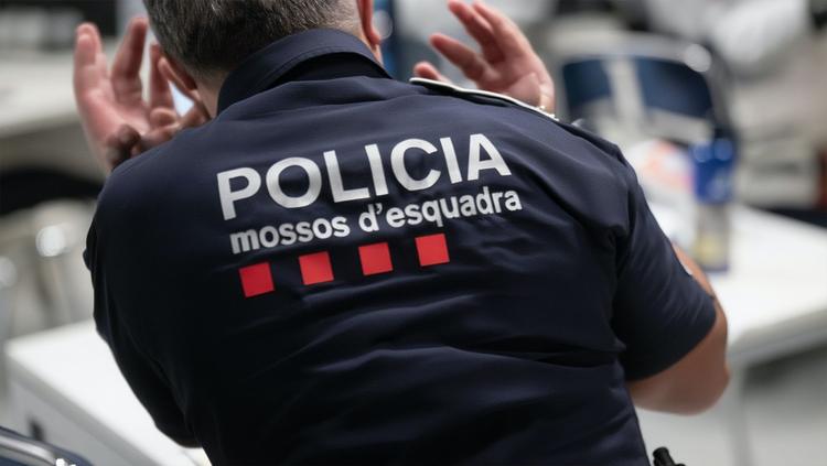 ¡Apuñalado por un mena! Nuestros agentes, abandonados