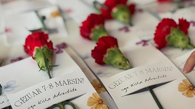 Ramos de flores y tarjetas preparados por la iglesia adventista de Tirana para el Día Internacional de la Mujer