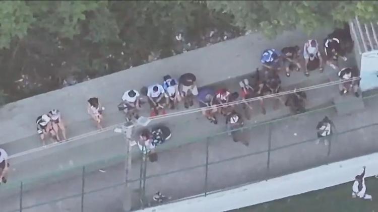 Imagens feitas pela polícia mostram fila para curso de operação de drones dado por traficantes no Complexo da Penha