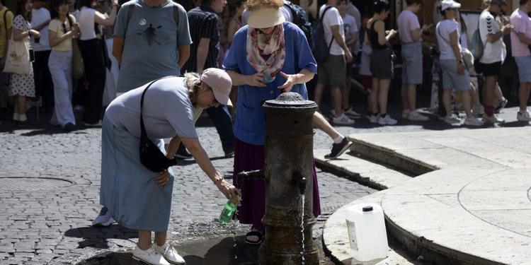 Caldo record, cinque vittime in Italia: domani 17 città da bollino rosso: il picco tra il weekend e lunedì prossimo