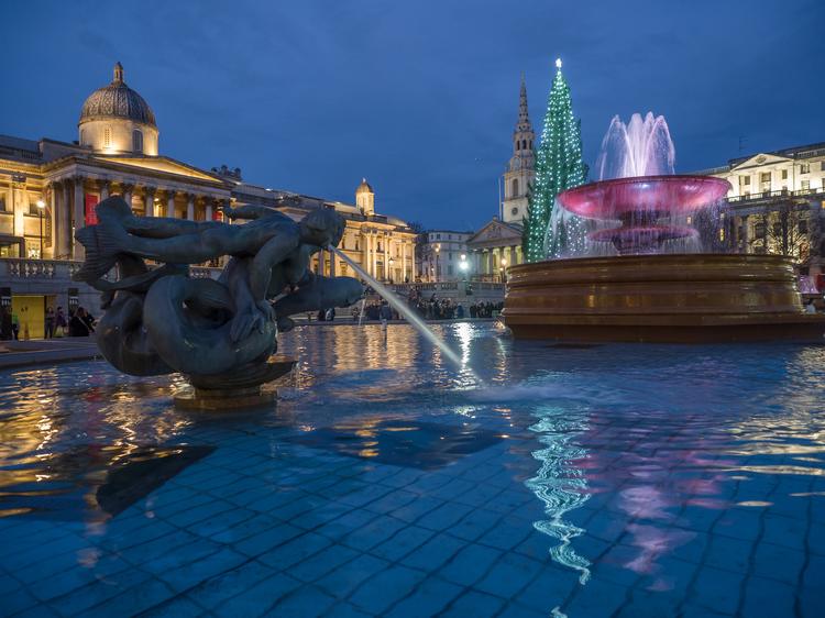 Trafalgar Square 2018 Christmas and fountains with The National Gallery in the background
