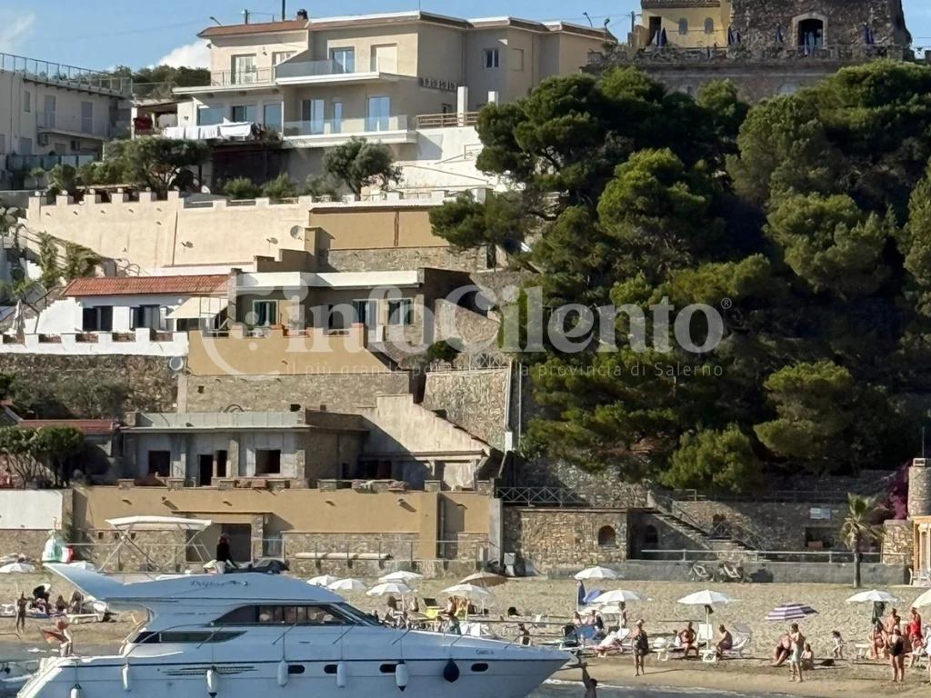 Barca si incaglia a Casal Velino davanti ai bagnanti: paura ma nessun ferito