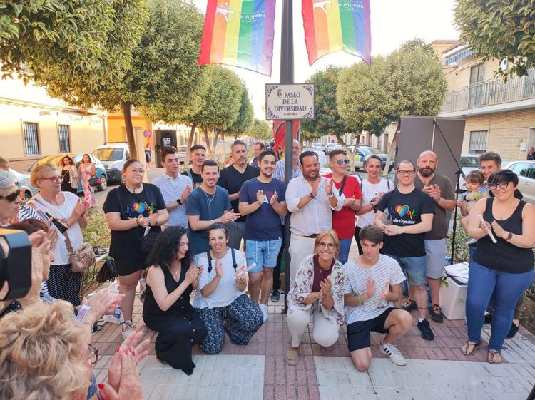 Queman las banderas del Paseo de la Diversidad en La Algaba