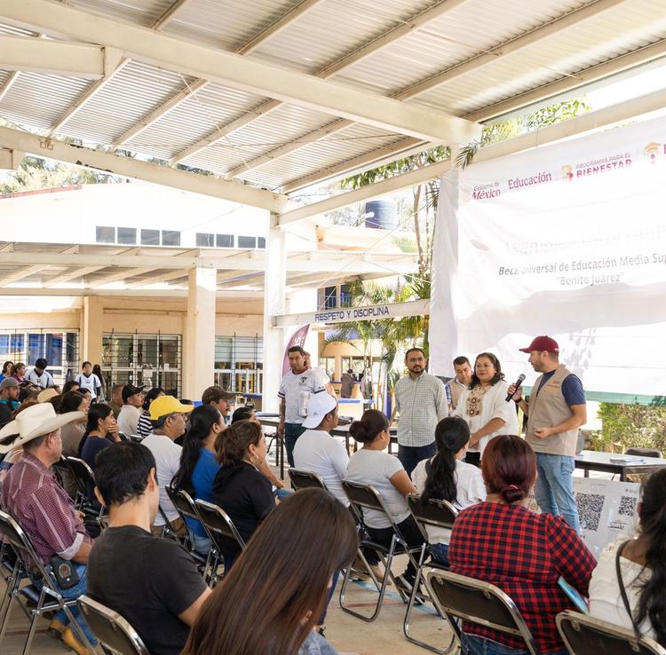 Entregan becas Benito Juárez a estudiantes de Tepoztlán