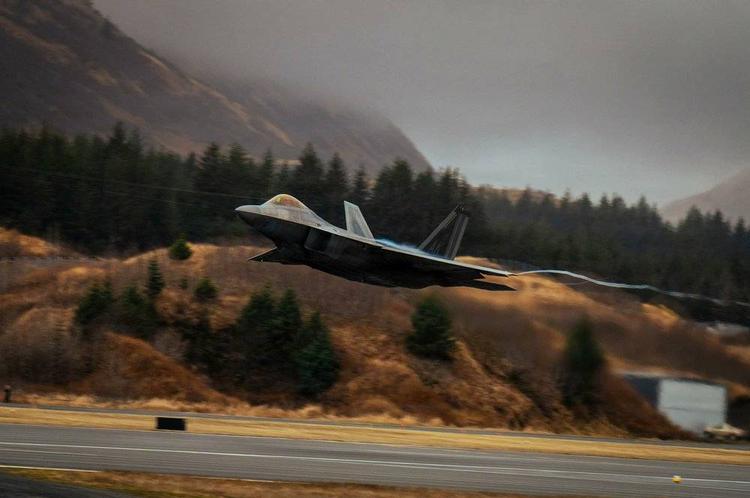 Gli F-22 USA blindano l’Artico contro nuove minacce